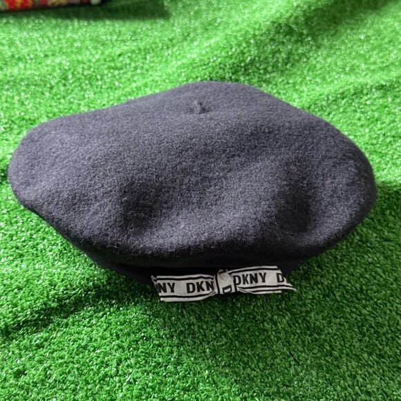 DKNY Women’s Black Felt Beret Tam Boho Hat OS w/ White Contrast Signature Bow - Picture 2 of 10